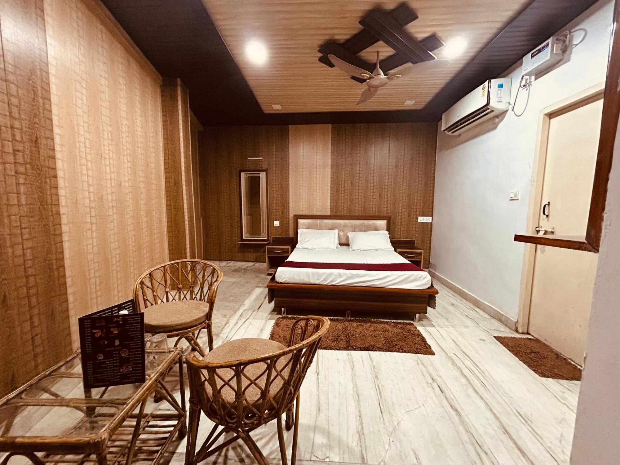 The For You Hotel & Restaurant Rishikesh Exterior photo