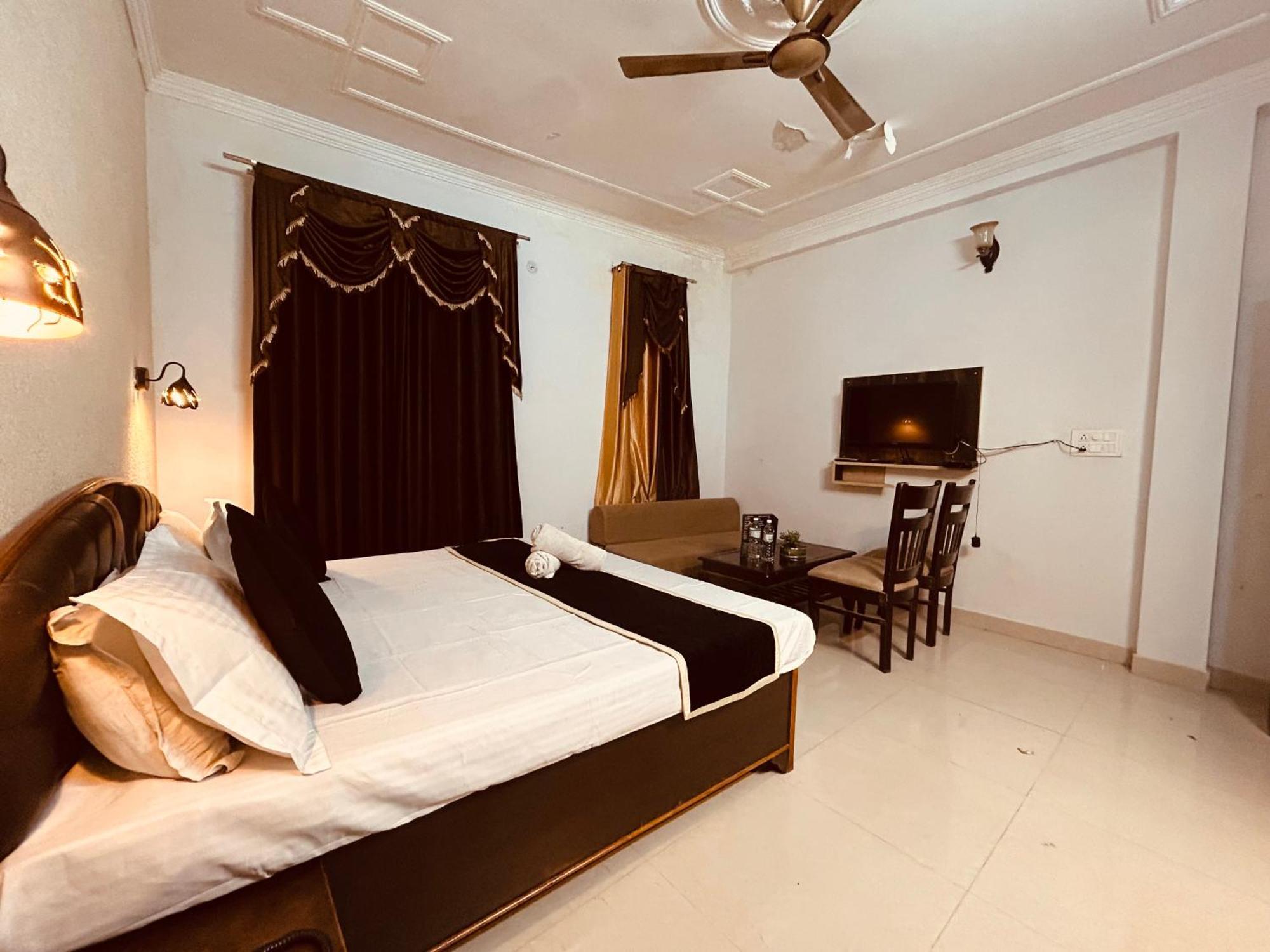 The For You Hotel & Restaurant Rishikesh Exterior photo